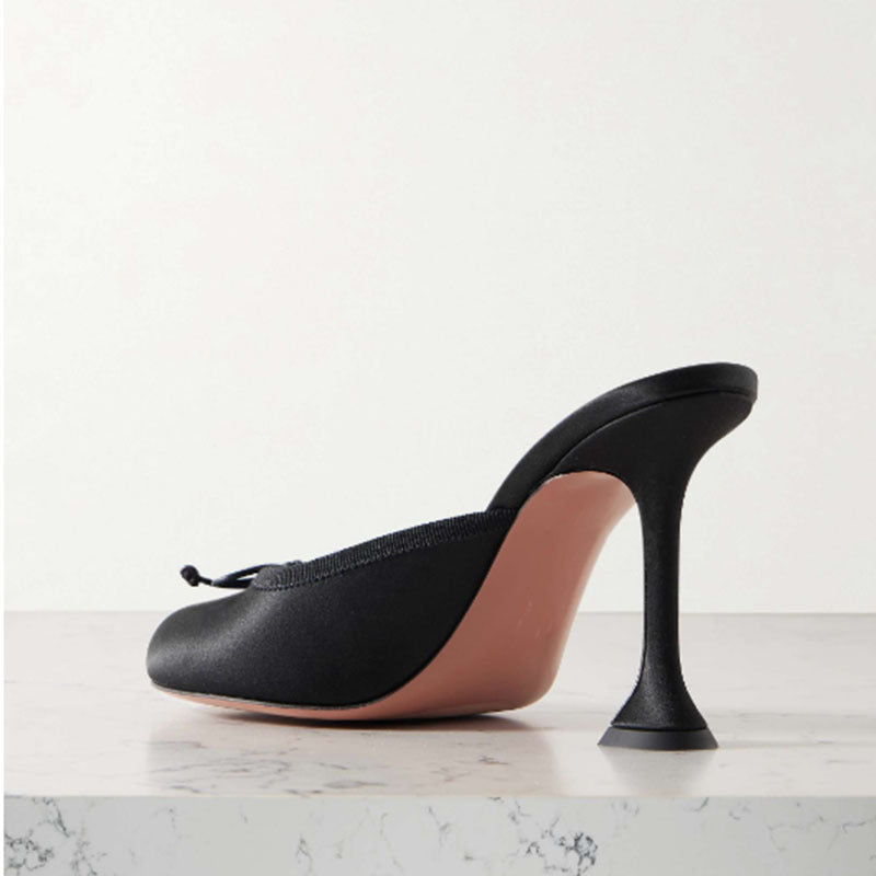 Femme High-Fashion Satin-Pantoletten med skulpturel hæl Stilla