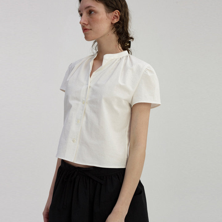 Dame kortærmet bluse med elegant stående krave og moderne plisseringer Stilla