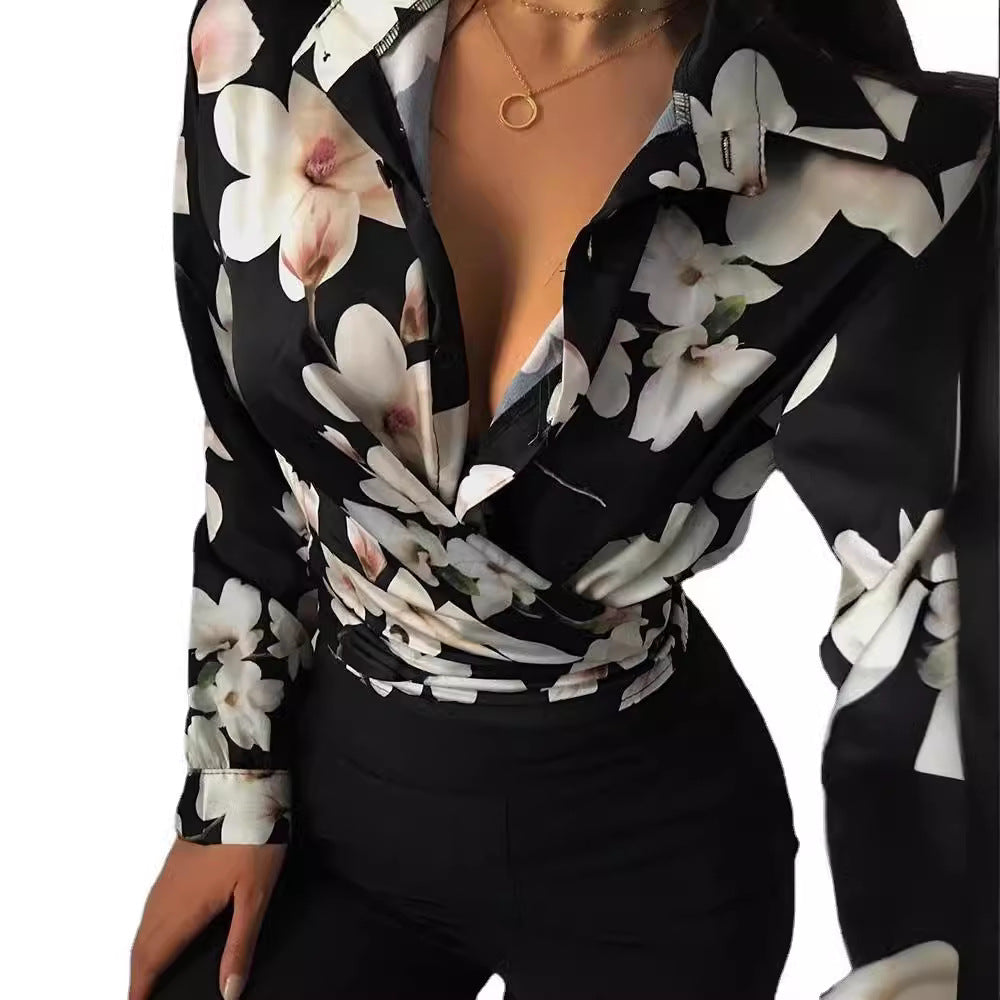 Damebluse med kreativttryk og elegante detaljer Stilla