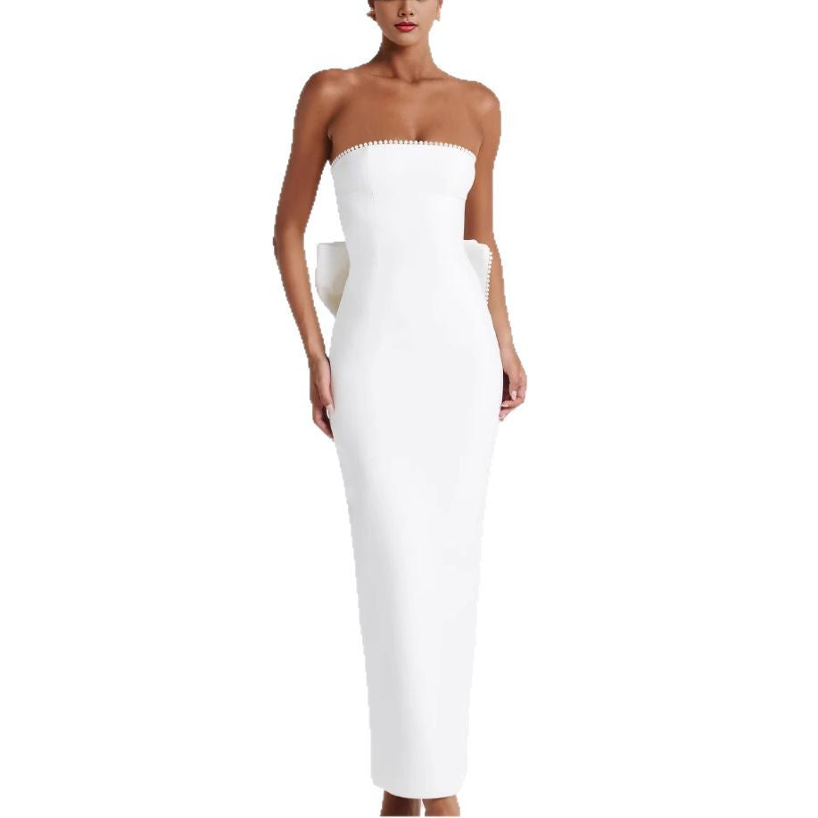 Damernes elegante tætsiddende maxi kjole med off-shoulder design og fashionable flæser