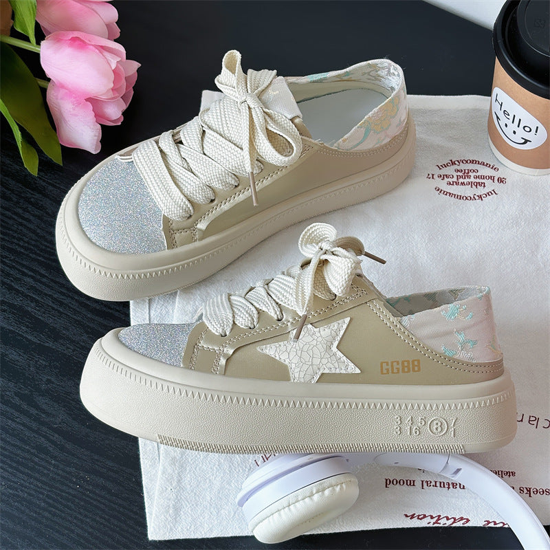 Dame sneakers i elegant design med glitrende overflademateriale og robust såleprofil Stilla