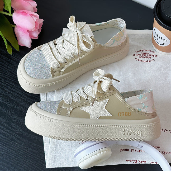 Dame sneakers i elegant design med glitrende overflademateriale og robust såleprofil Stilla