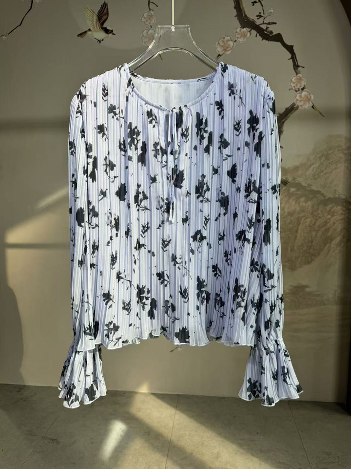 Damebluse med raffinerede folder og blomstret design Stilla