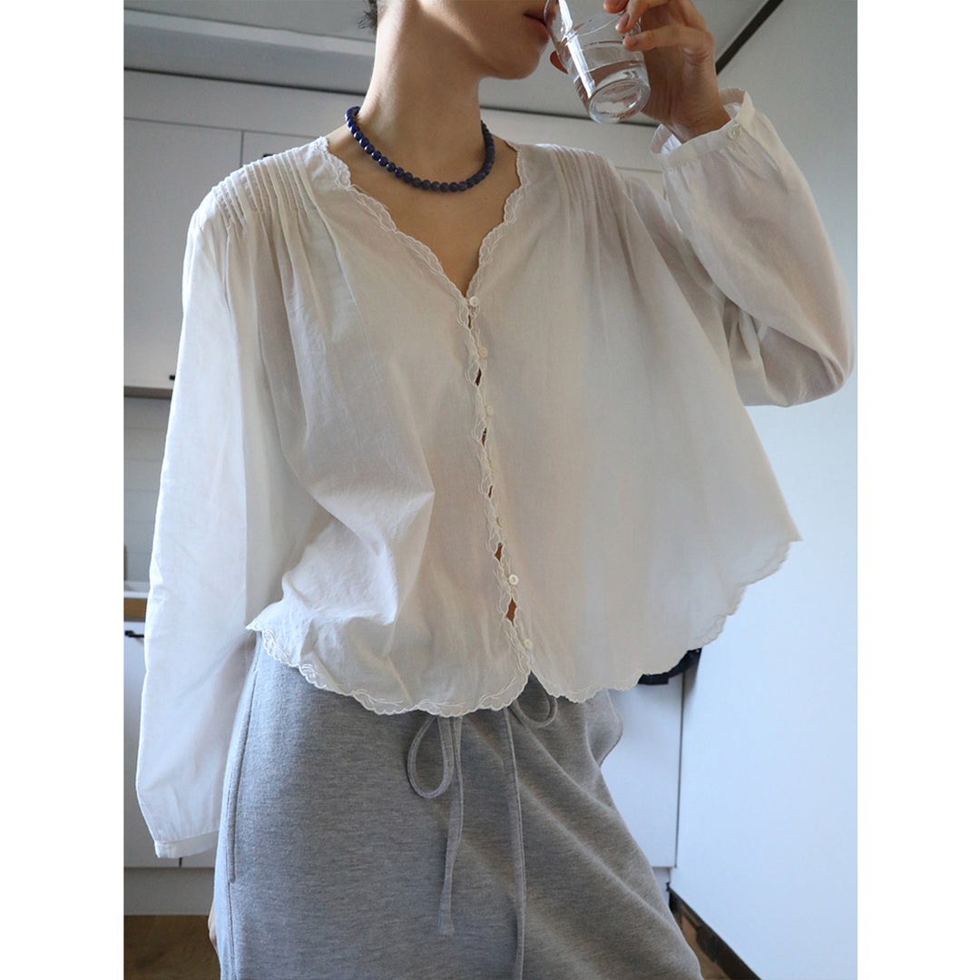 Dameskjorte med fine ruffles detaljer og knapliste Stilla