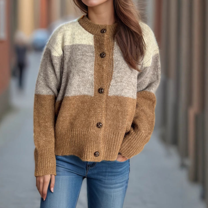 Kvinders hyggelige cardigan med moderigtigt farveblokdesign og dekorative knapper Stilla