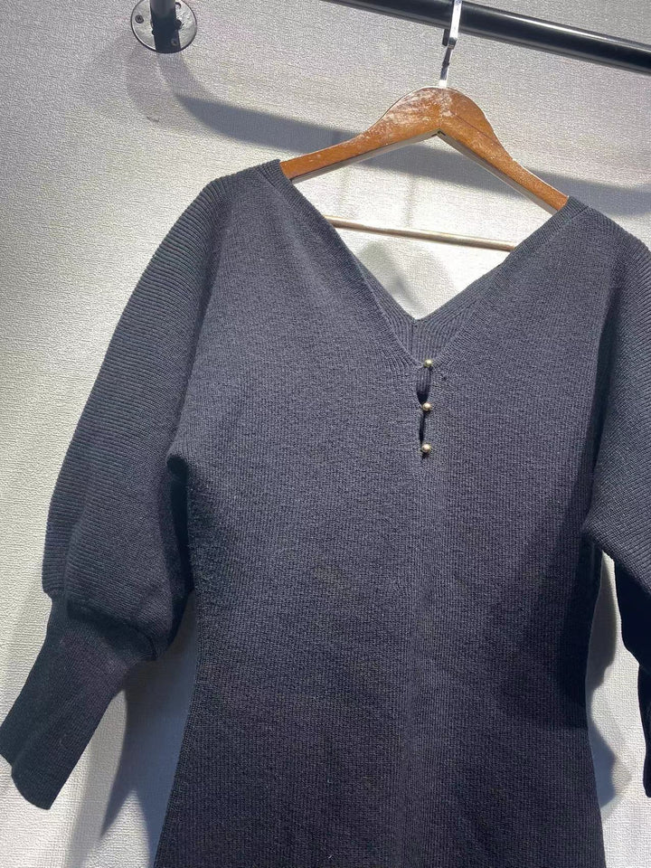 Dame strikkjole med dyb V-hals og elegante pufærmer Stilla