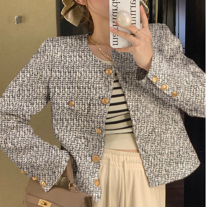 Kvinders kort blazer med elegante guldknapper og moderne snit