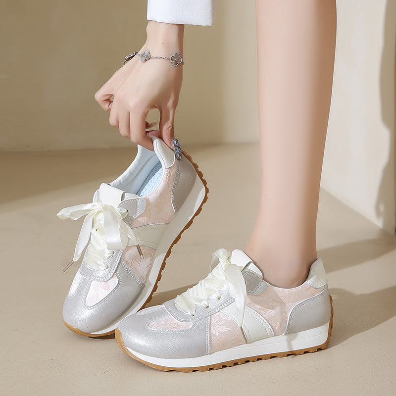 Dame Stilfulde Sneakers med glitrende overmateriale og fashionable satin snørebånd Stilla