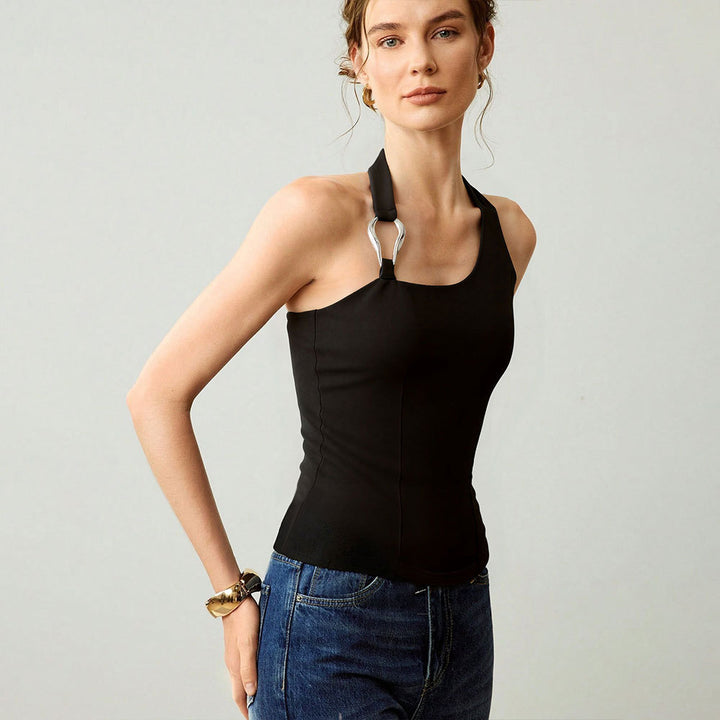 Kvindernes off-shoulder top med mode halterneck design og elegant metal accent Stilla