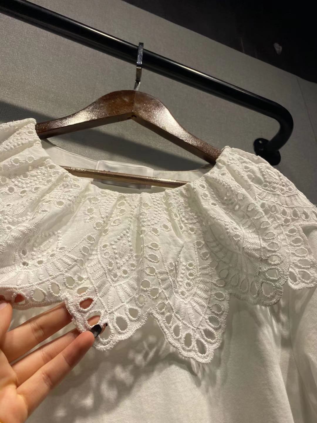Damebluse med romantisk spidskrave og luftig pasform Stilla
