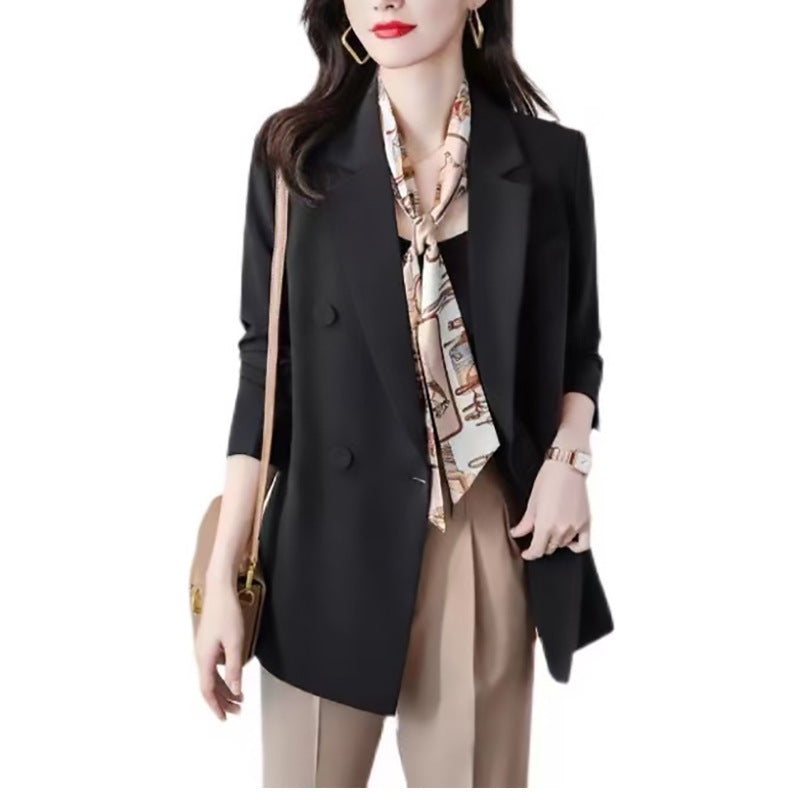 Dame moderigtig blazer med dobbelte knaplukninger og moderne detaljer Stilla