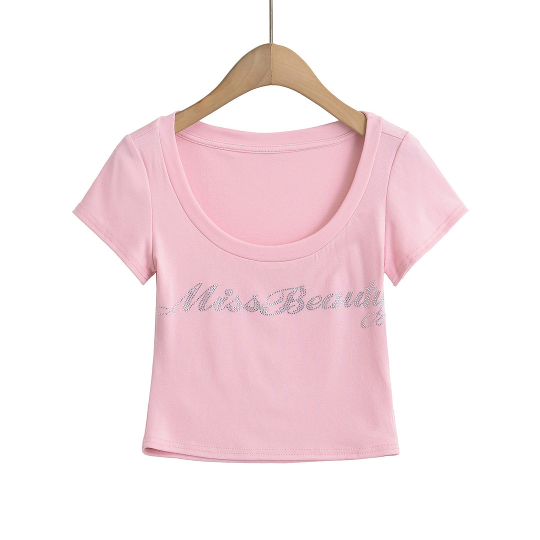 Dame crop-top med elegant rund hals og glitrende skrift Stilla