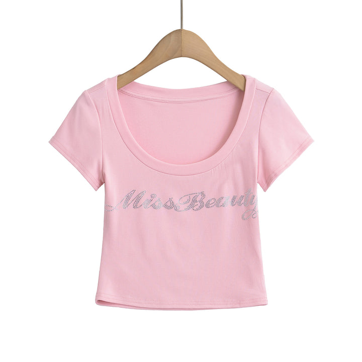 Dame crop-top med elegant rund hals og glitrende skrift Stilla
