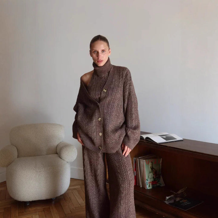 Damernes strikkede loungewear sæt med loose fit og hyggelige detaljer Stilla