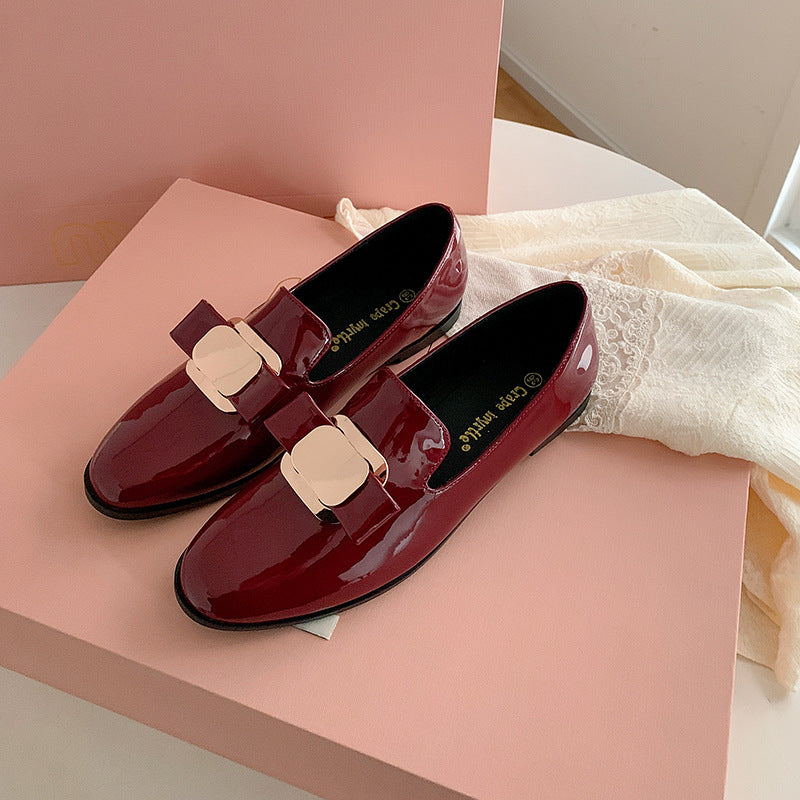 Dame elegante Loafer med moderigtigt spænde detaljer og glinsende overflade Stilla