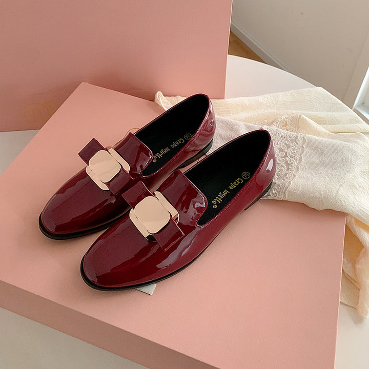 Dame elegante Loafer med moderigtigt spænde detaljer og glinsende overflade Stilla