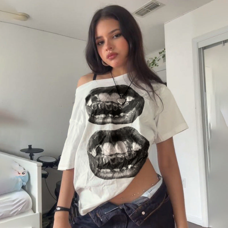 Dame afslappet T-shirt med glitrende korsdesign og generøs udskæring Skovae