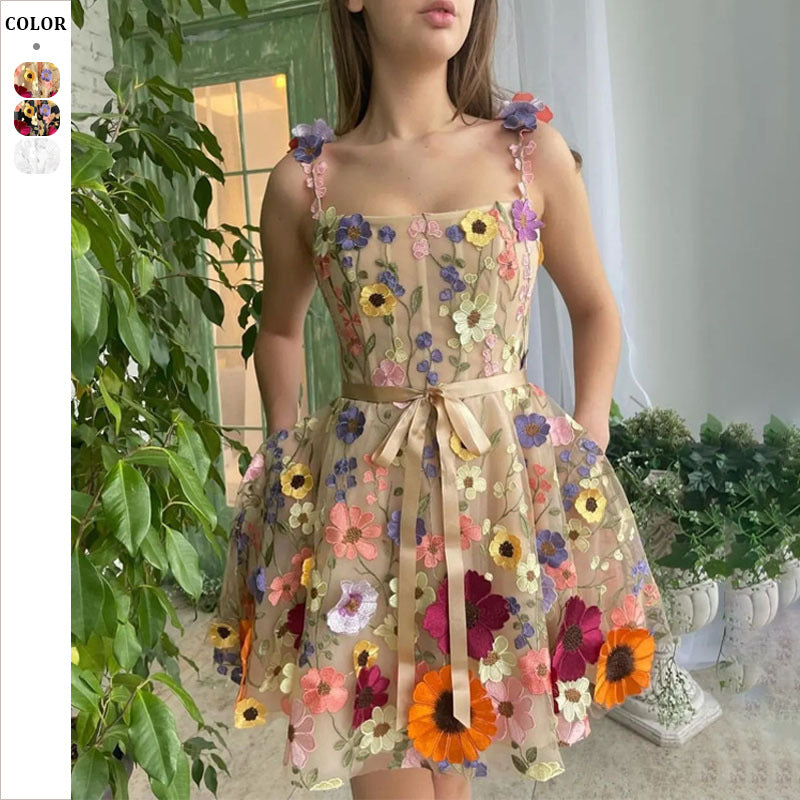 Dame blomsterprintet kjole med farverige applikationer og svingende skørt Stilla