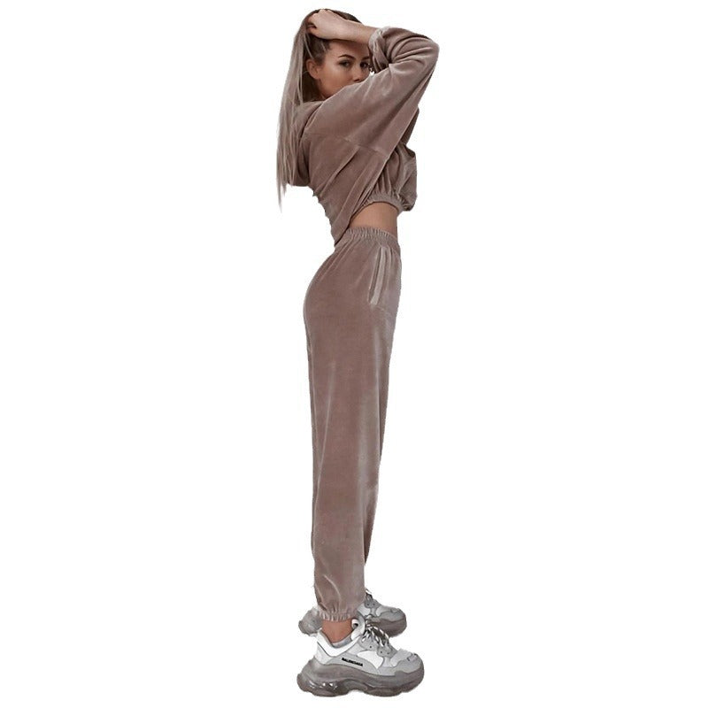 Kvinders loungewear sæt lavet af blød velour med cropped hoodie og elastiske bukser Skovae