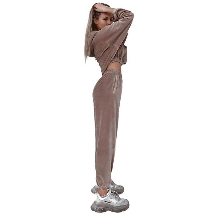 Kvinders loungewear sæt lavet af blød velour med cropped hoodie og elastiske bukser Skovae