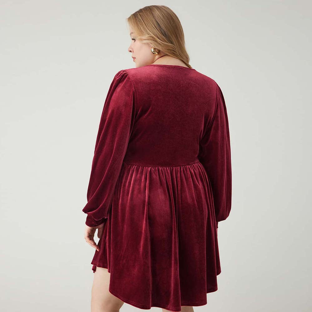 Dame elegant fløjlskjole med dyb V-udskæring og ruffles detaljer Stilla
