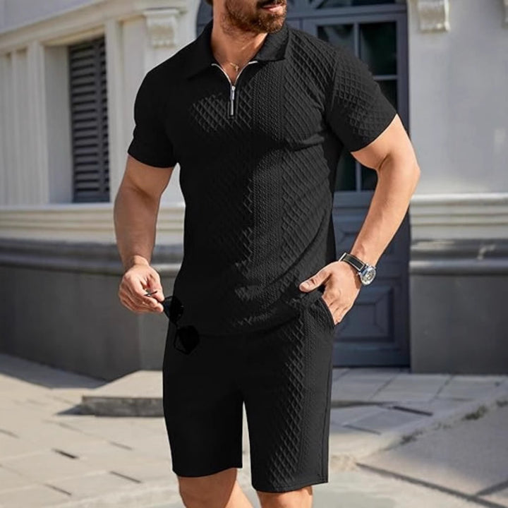 Herren moderigtigt kortærmet polo tee med imprægneret strukturelt design og matchende shorts Stilla