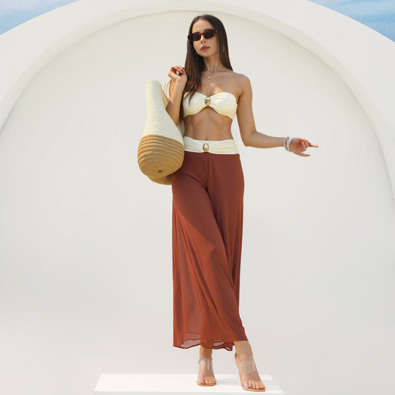Dame Bandeau-bikini med elegant indpakningsnederdel og moderigtige smykkedetalje Skovae