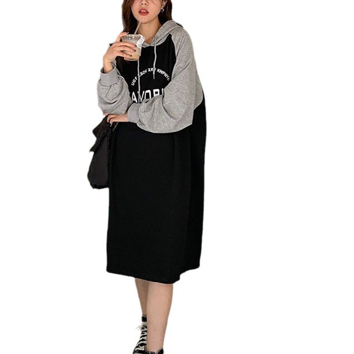 Kvinders hættetrøje kjole i afslappet oversized stil med grafisk print og sidelommer