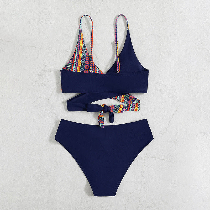 Dame Bikini-sæt med kreativ asymmetrisk design og farverigt mønster Stilla