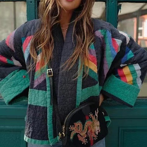Dame quiltet kimono-jakke med farverigt patchwork-design og moderne accenter Stilla