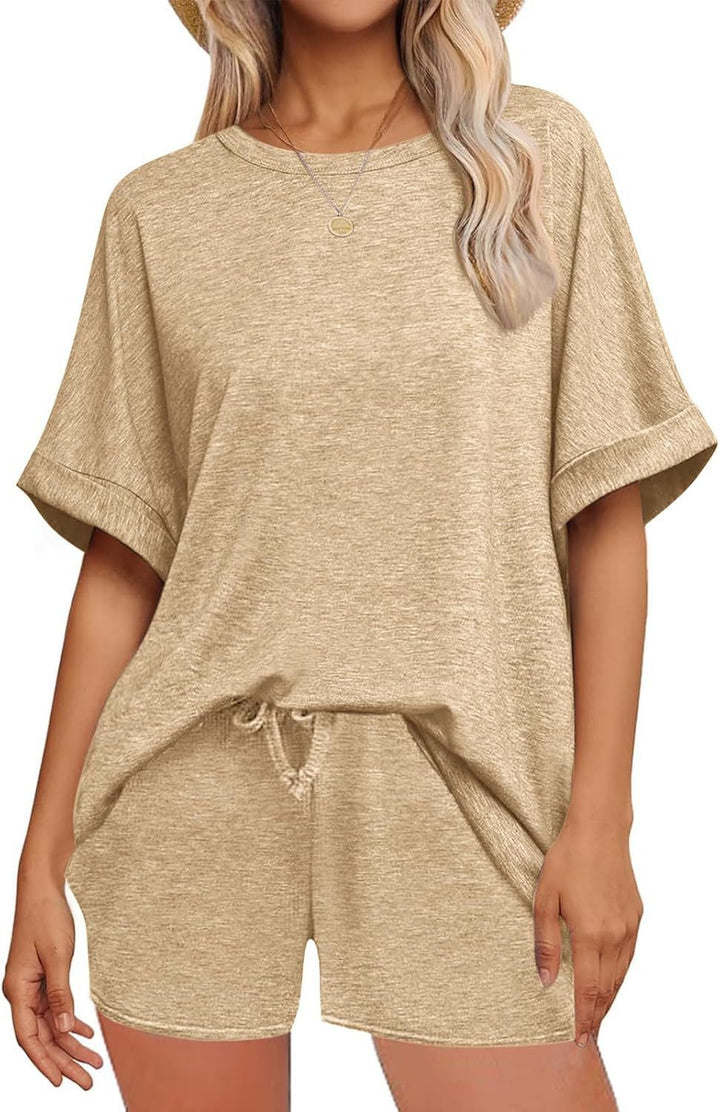 Damer afslappet fritidsdragt med oversize T-shirt og korte bukser Stilla