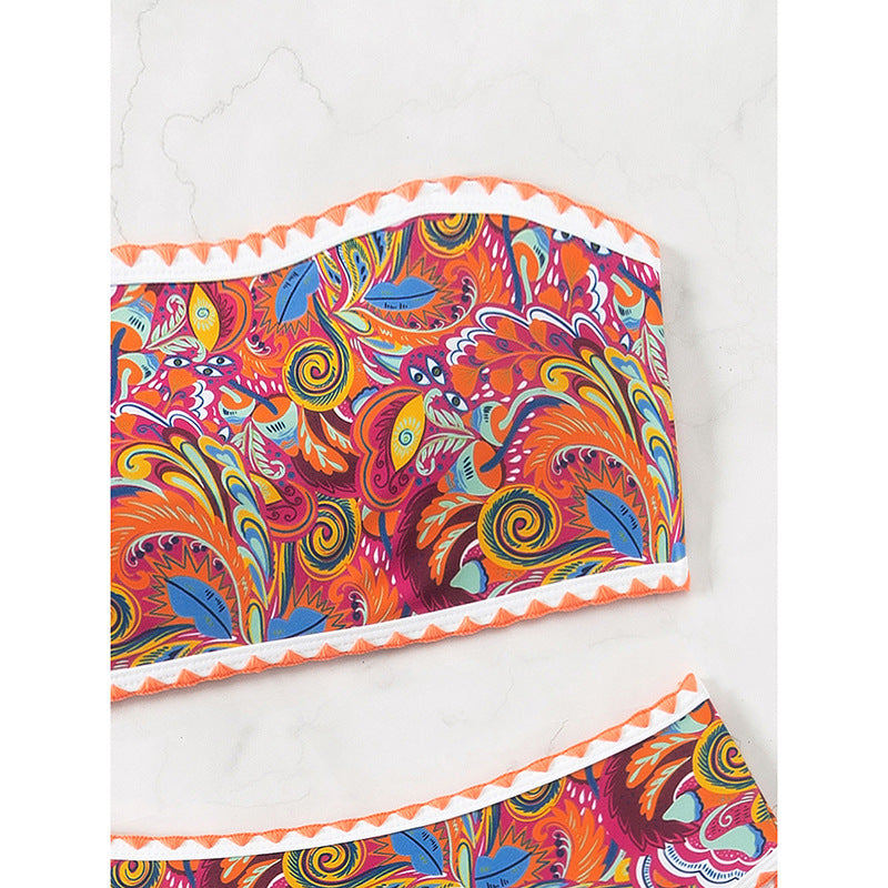 Dame Bandeau-bikini med farverigt psykedelisk design og elegante flæser Skovae