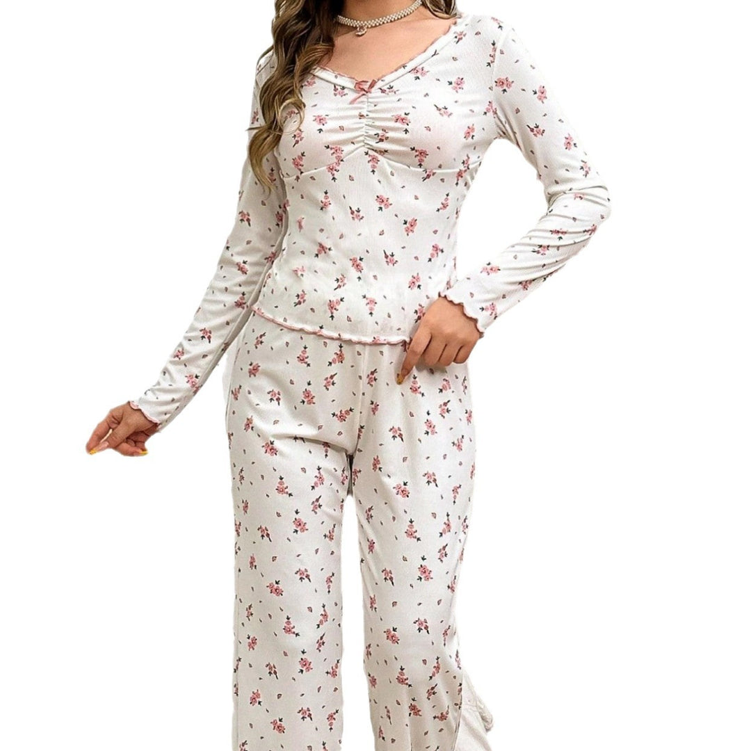 Dame pyjamasæt med romantisk blomstermønster og charmerende spidskanter Stilla