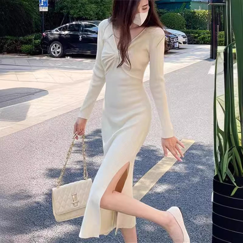 Kvindernes strikket kjole med dyb V-udskæring og sideslids Stilla
