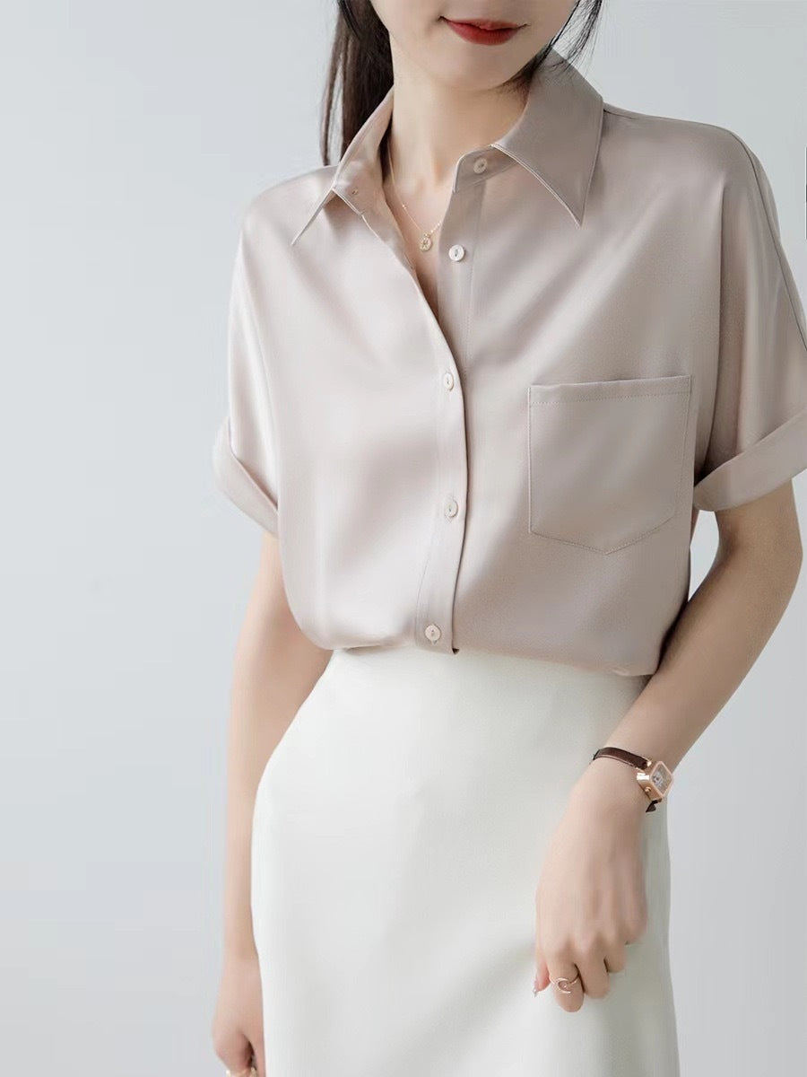 Dame satinbluse med moderne krave og elegante rulleærmer Skovae