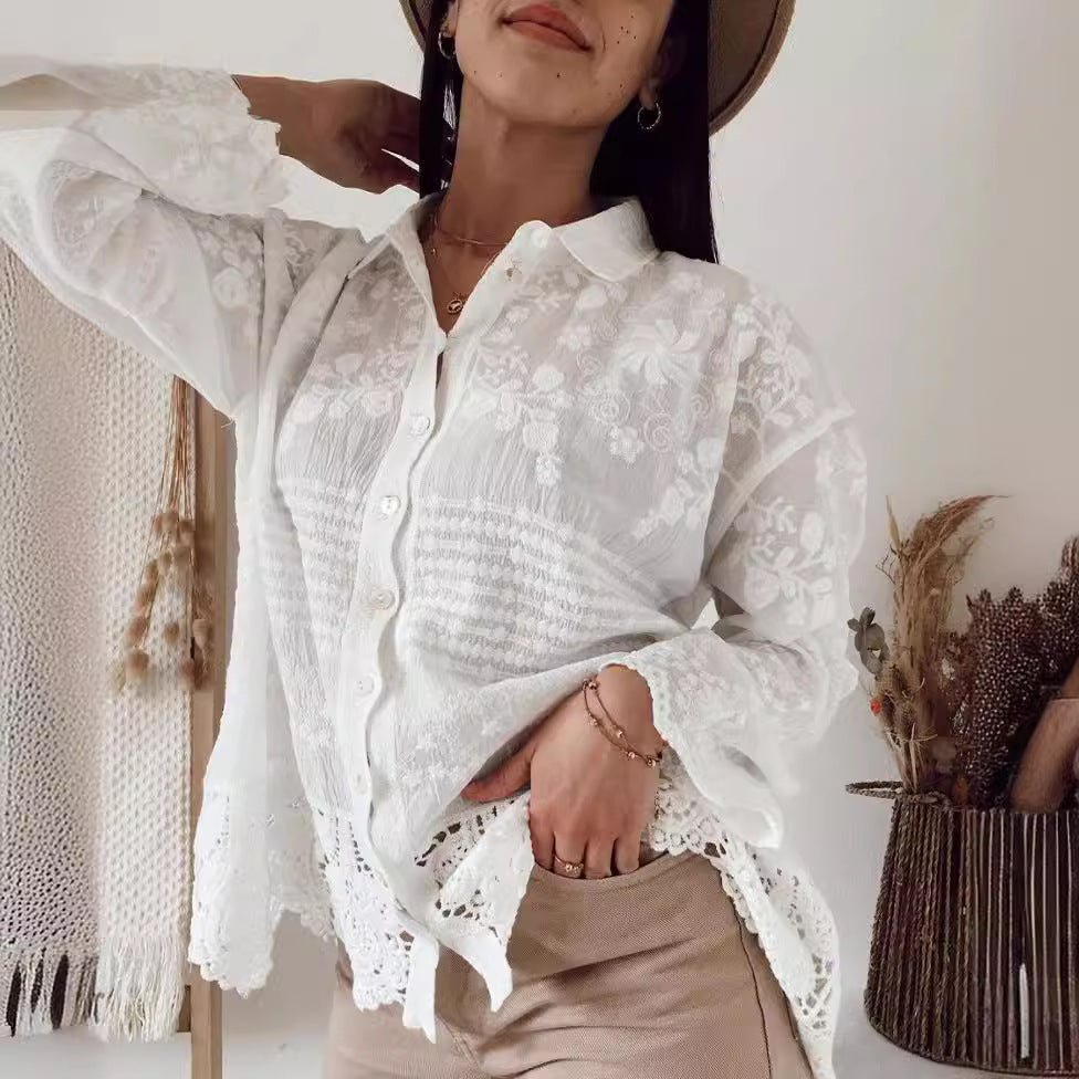 Damebluse med blomsterbroderier og dekorativt mønster Stilla