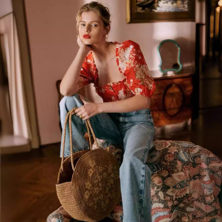 Damebluse i romantisk vintage-stil med blomstermønster og voluminøse pufærmer Stilla
