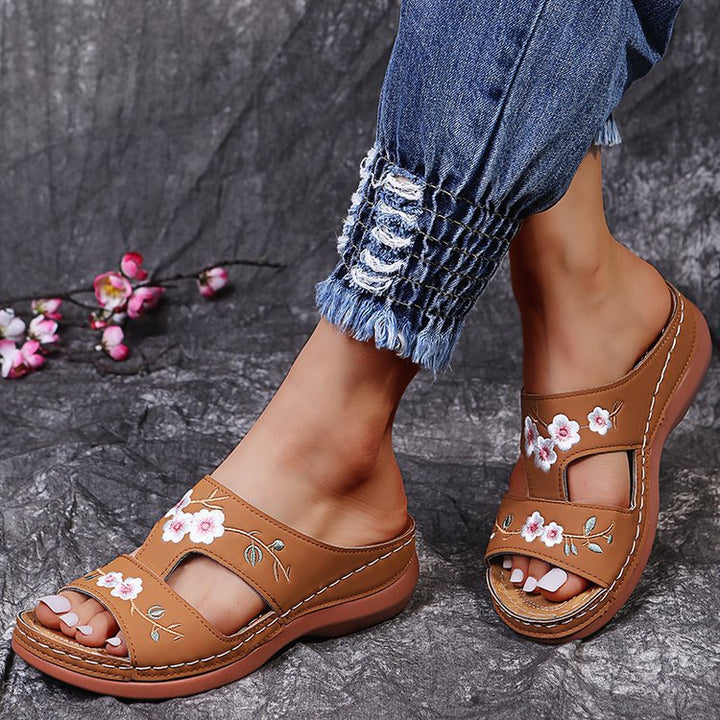 Dame mode rem sandaler med florale broderier og komfortabelt fodseng Stilla