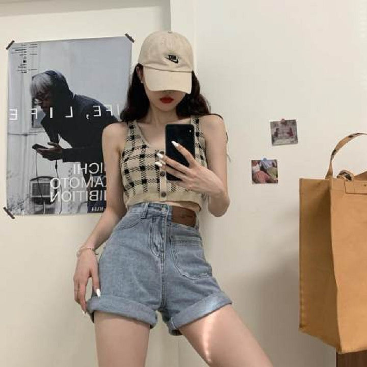 Kvinders cropped top med ternet mønster og knapdetalje Skovae
