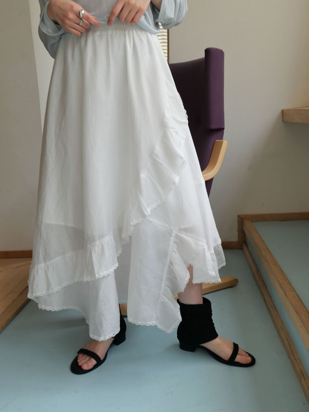 Dame asymmetrisk maxiskørt med fine ruffle-detaljer og elastisk talje Stilla