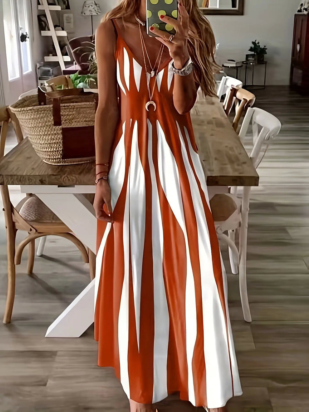 Dame maxikjole med fashionable stribemønster og raffineret V-udskæring Stilla