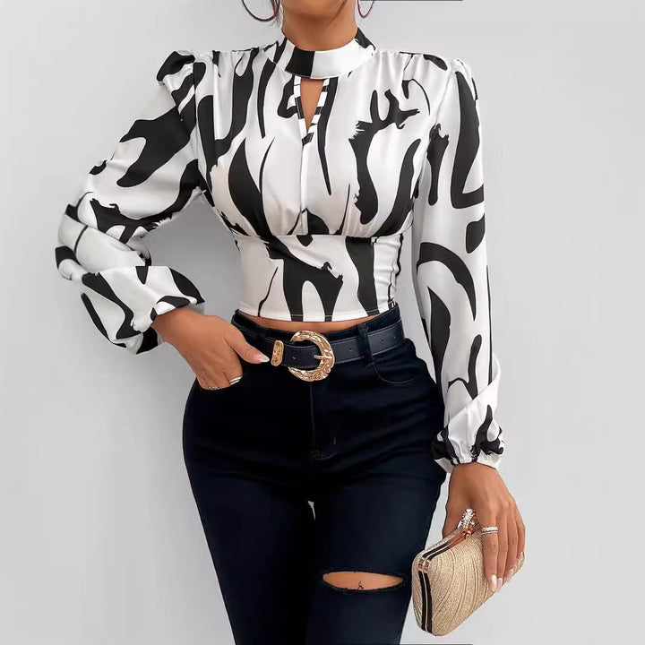 Damebluse med voluminøse ærmer og moderne cut-out Stilla