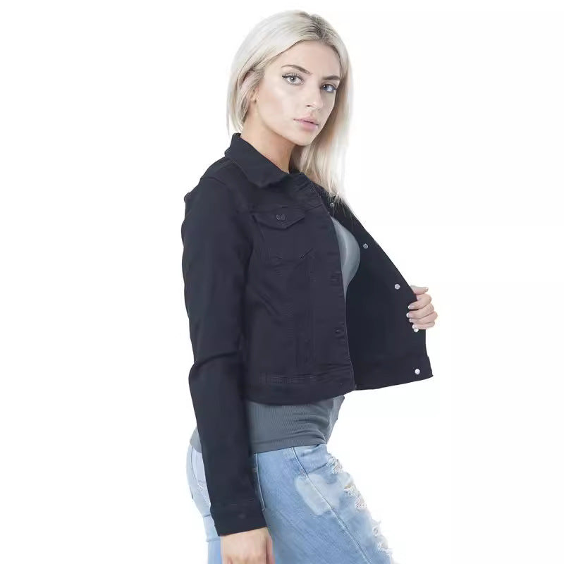 Dame klassisk denimjakke i moderne snit med knapdetaljer Skovae