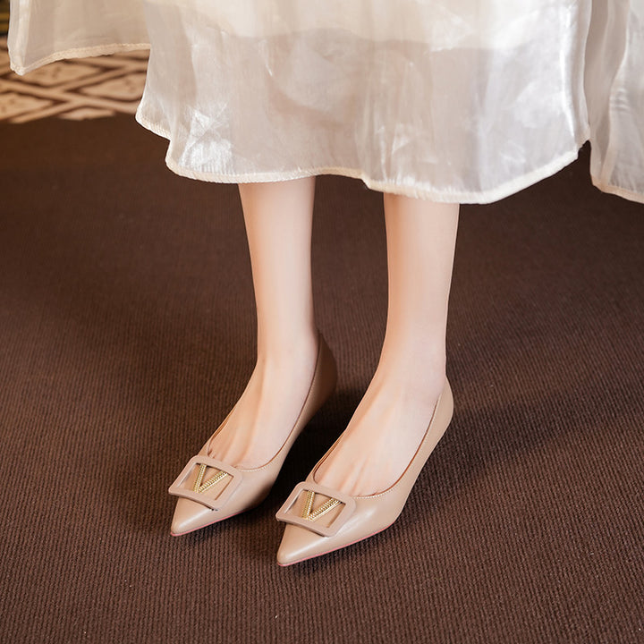 Dame elegante spids Kitten Heel Pumps med dekorativ spænde lukning Stilla