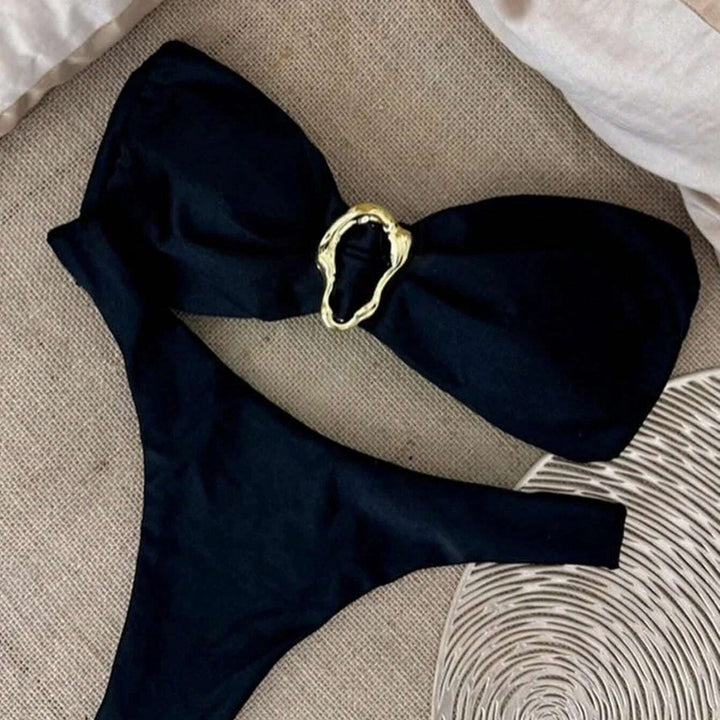 Dame bikini med moderne knude design og elegant guldaccent Skovae