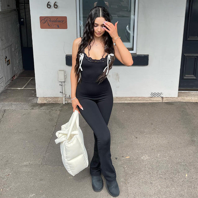 Dame jumpsuit med spids og justerbare stropper Skovae