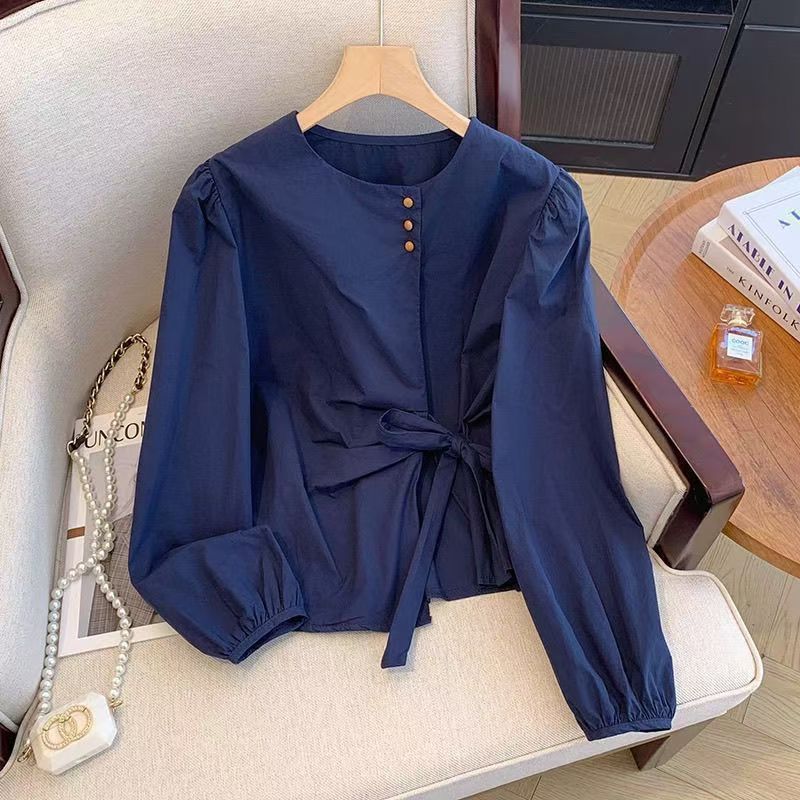 Damebluse med elegant sløjfe Stilla
