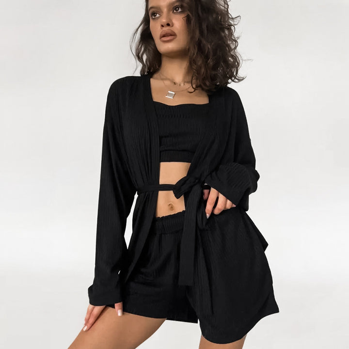 Dame loungewear-sæt med en elegant, taljerbar top og komfortable shorts Stilla