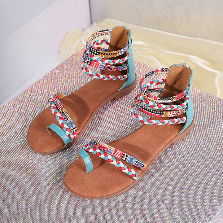 Dame fashionable badesandaler med flettede remme og farverig mønstermix Stilla