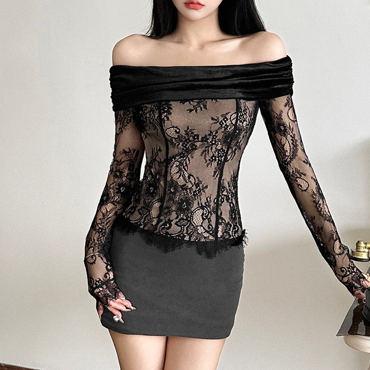 Dame spidsbluse med off-shoulder design og elegante flæsedetaljer Stilla